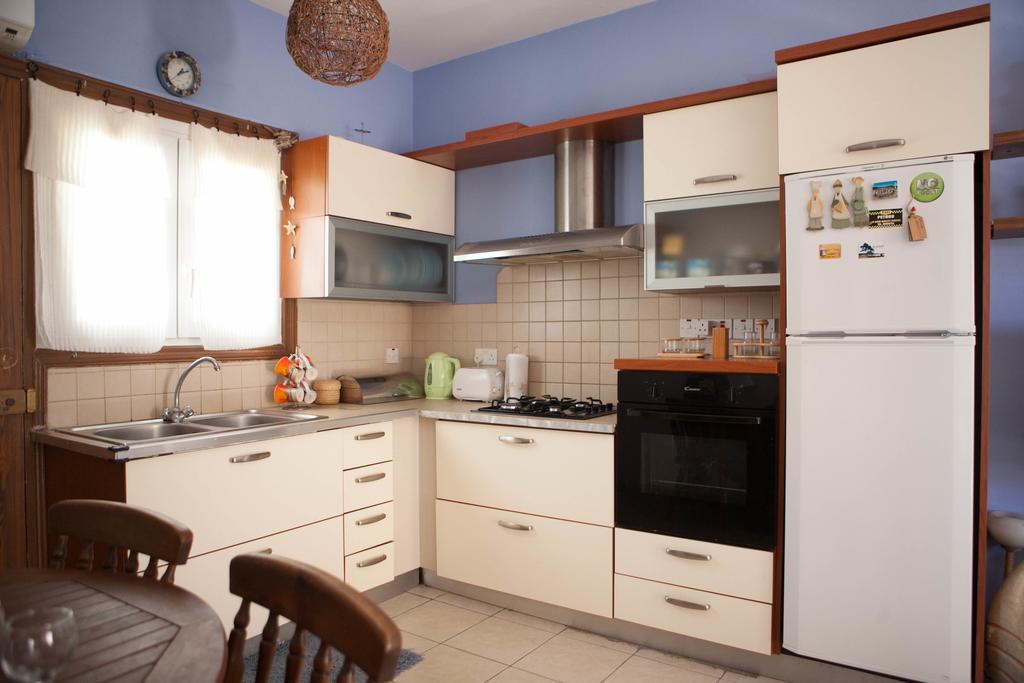 Aquarian Beachfront Apartment Larnaca Exterior photo